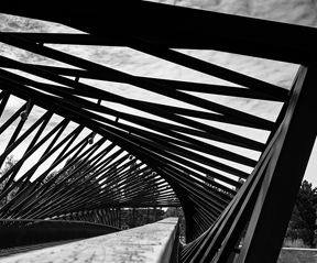 Análisis y diseño de estructuras en acero y concreto reforzado